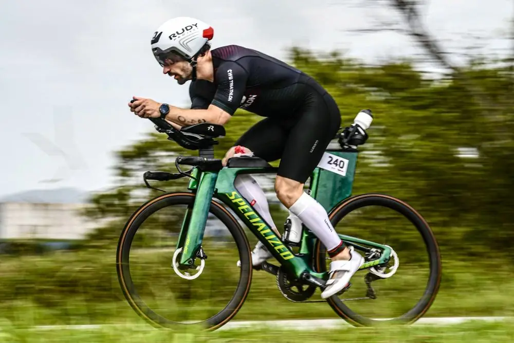 Ruan Ançay pedalando em prova de triathlon