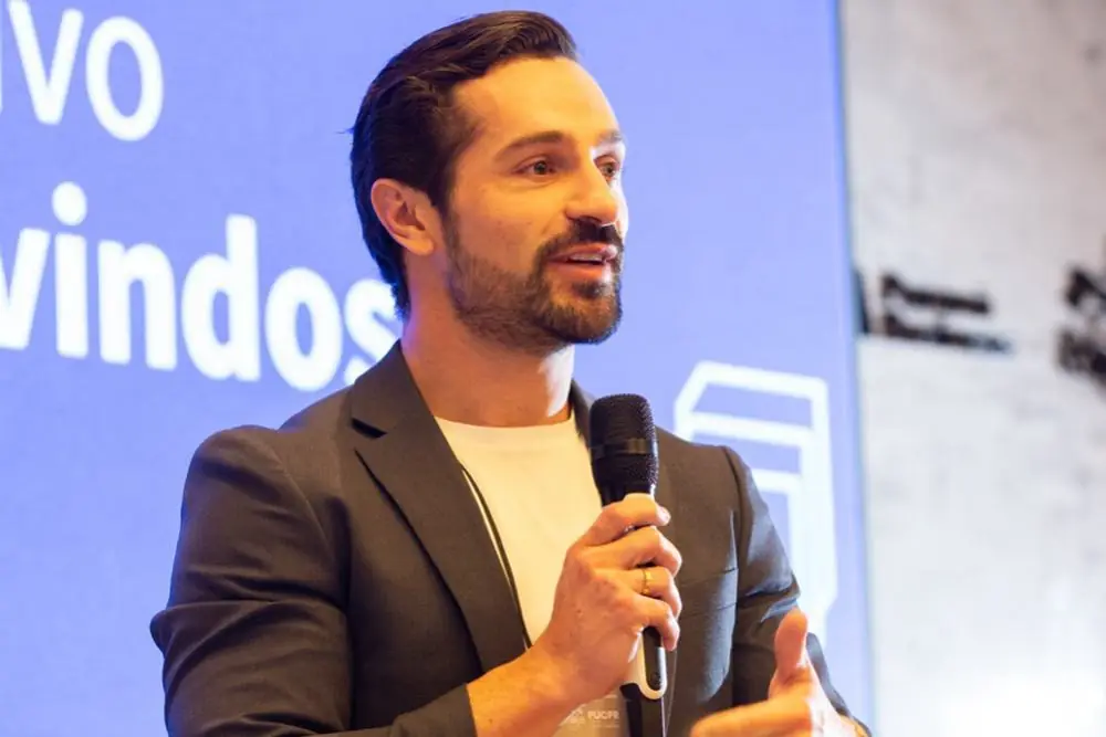 Ruan Ançay palestrando em evento
